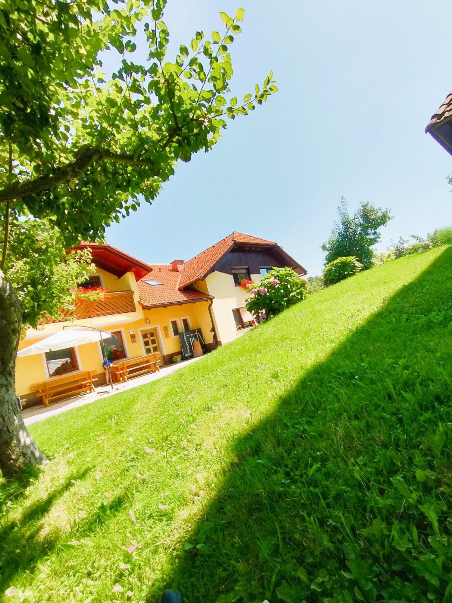Apartments Organic Tourist Farm Gradisnik Prevalje Exterior foto